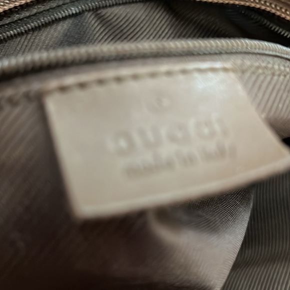 GUCCI bag. Beautiful and clean inside and out. Excellent used condition - Picture 4 of 6